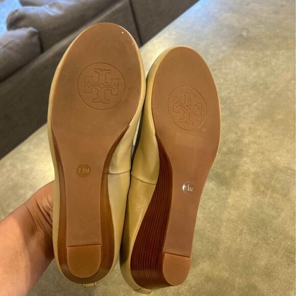 TORY BURCH woman’s wedges. New! The perfect neutral. Classic bow. Size 7.5. - Picture 5 of 9
